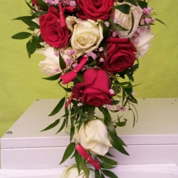 20150801_Klassischer Wasserfall Brautstrauss in rot, creme, rosa und mit Rosen